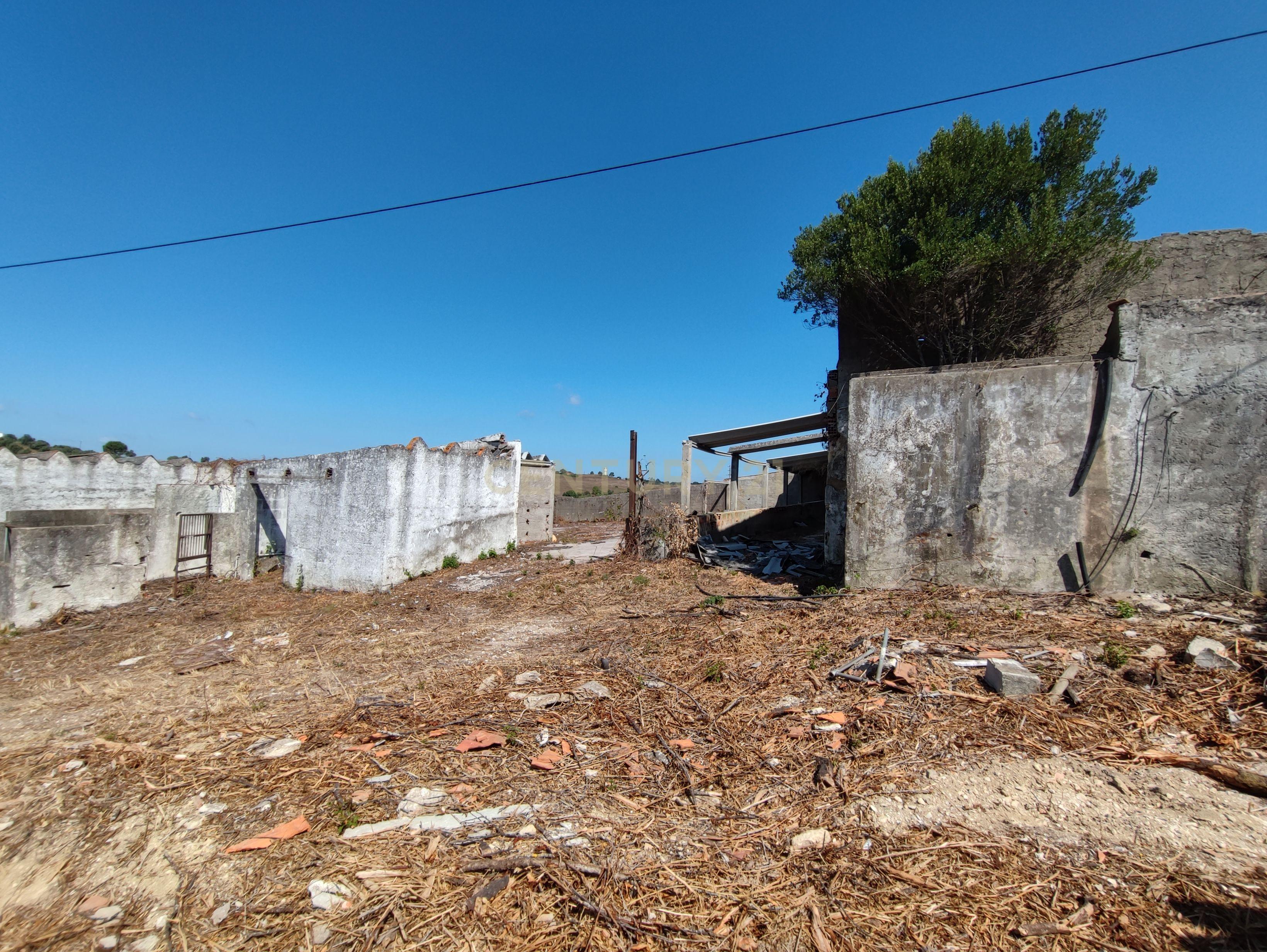 Moradia com armazem e diversos anexos - Image 25