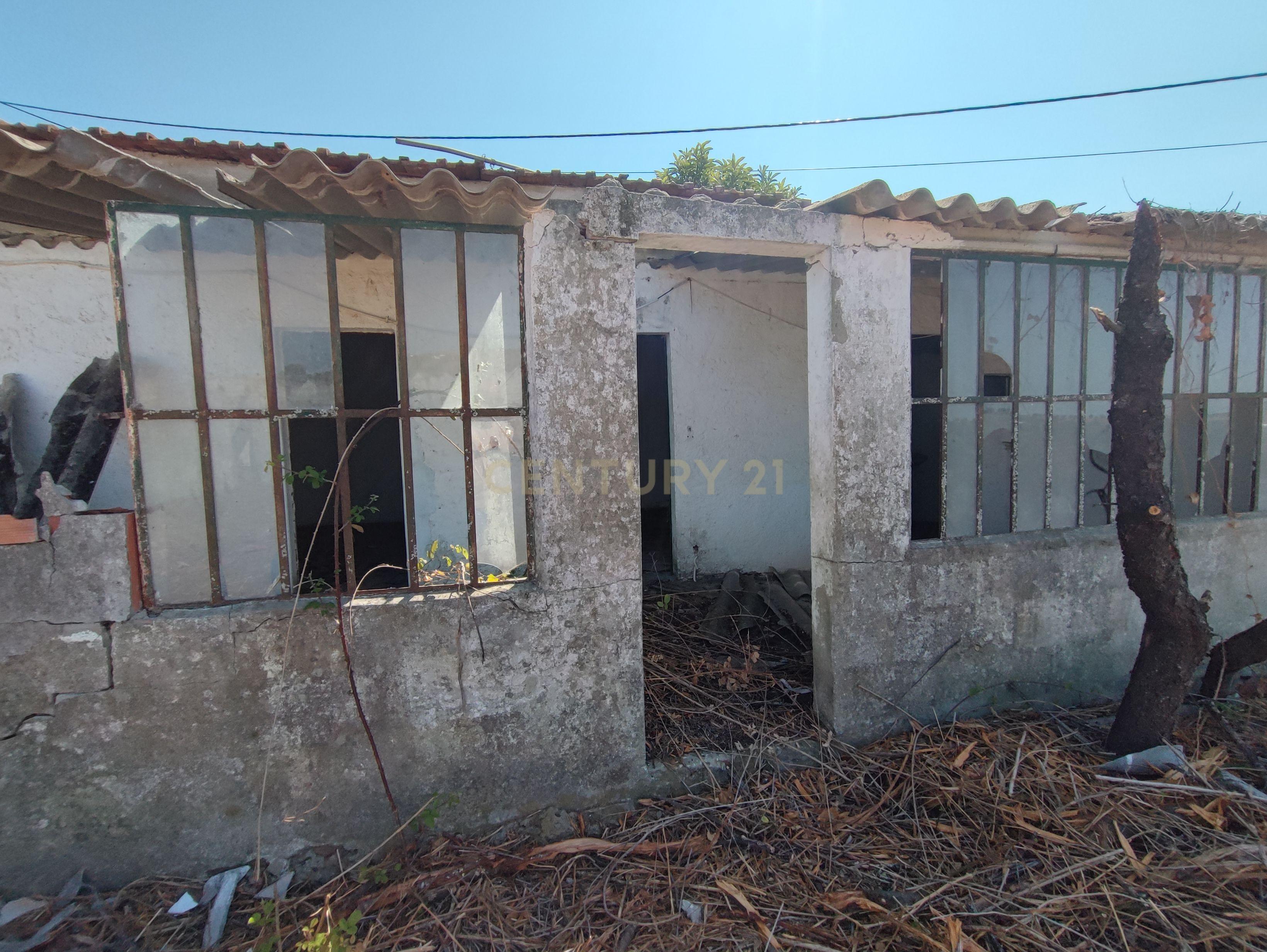 Moradia com armazem e diversos anexos - Image 14