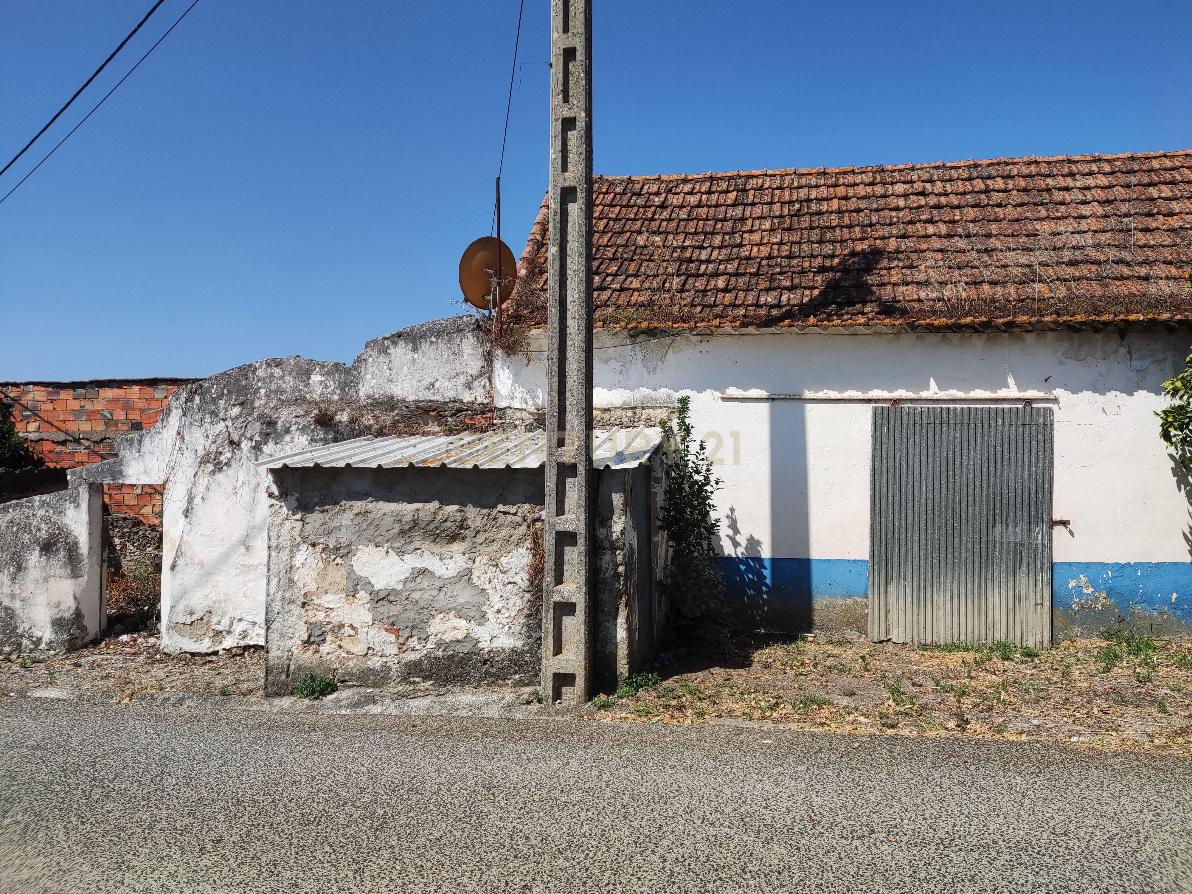 Moradia com armazem e diversos anexos - Image 5