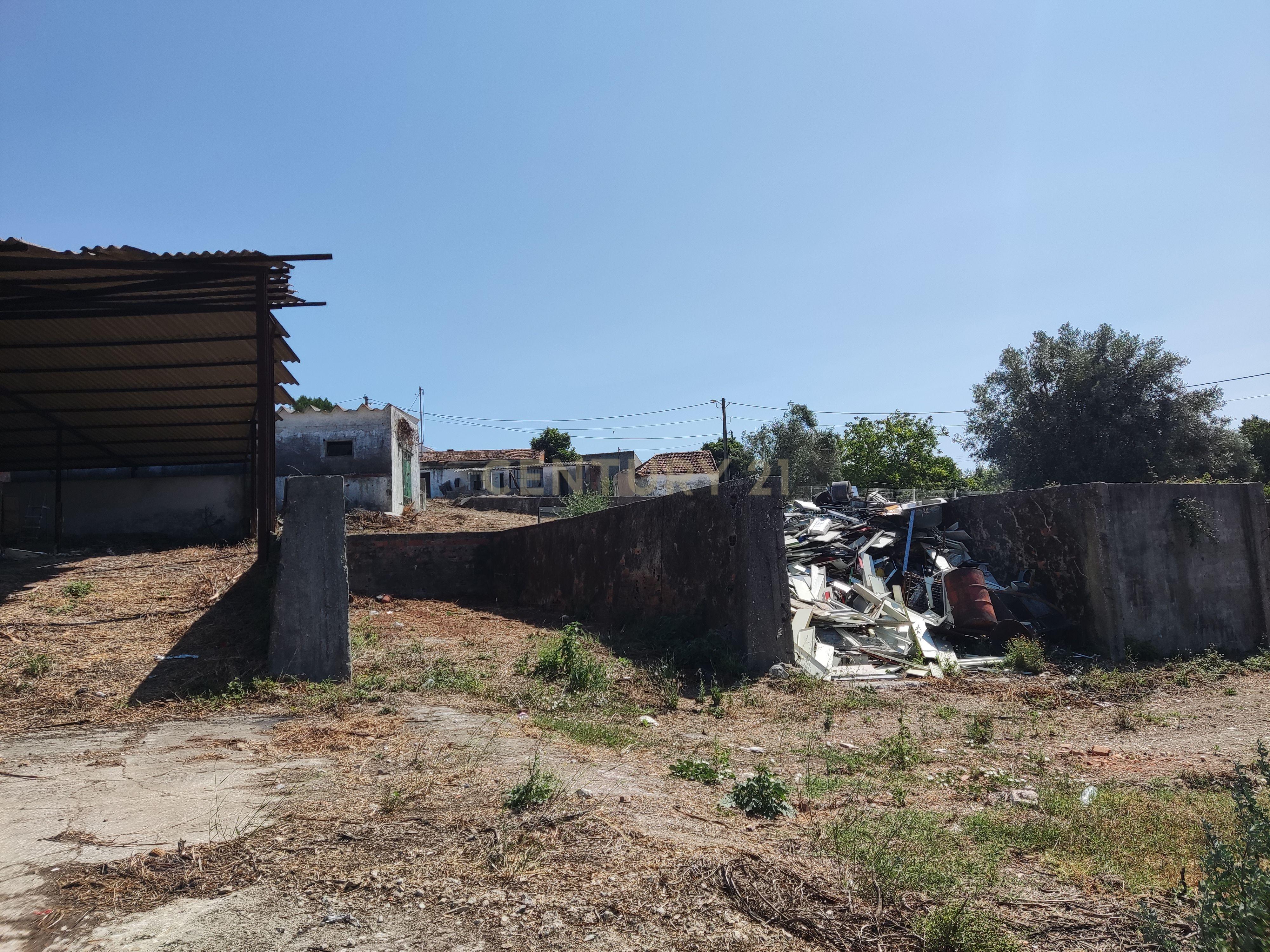 Moradia com armazem e diversos anexos - Image 21