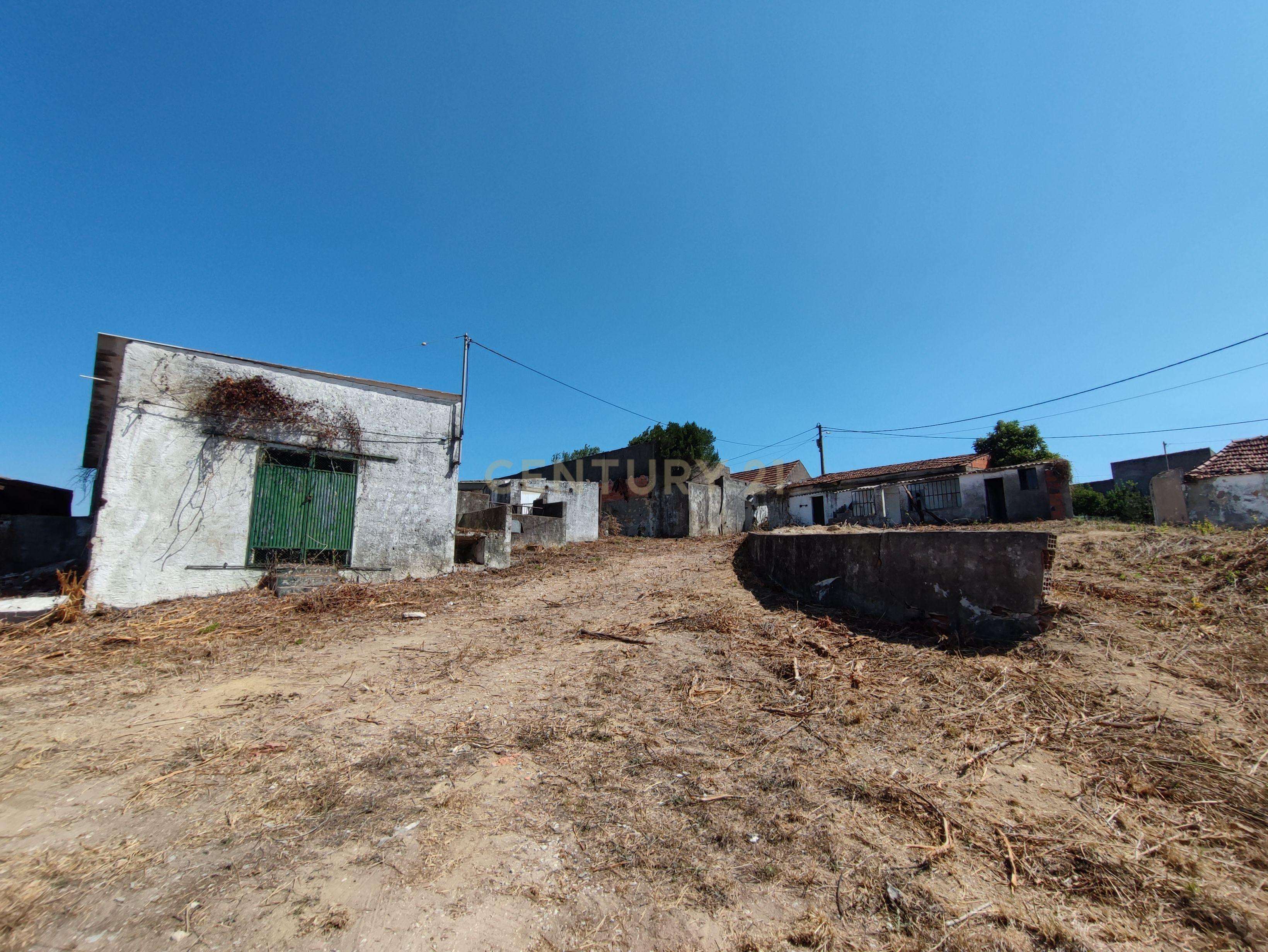Moradia com armazem e diversos anexos - Image 27
