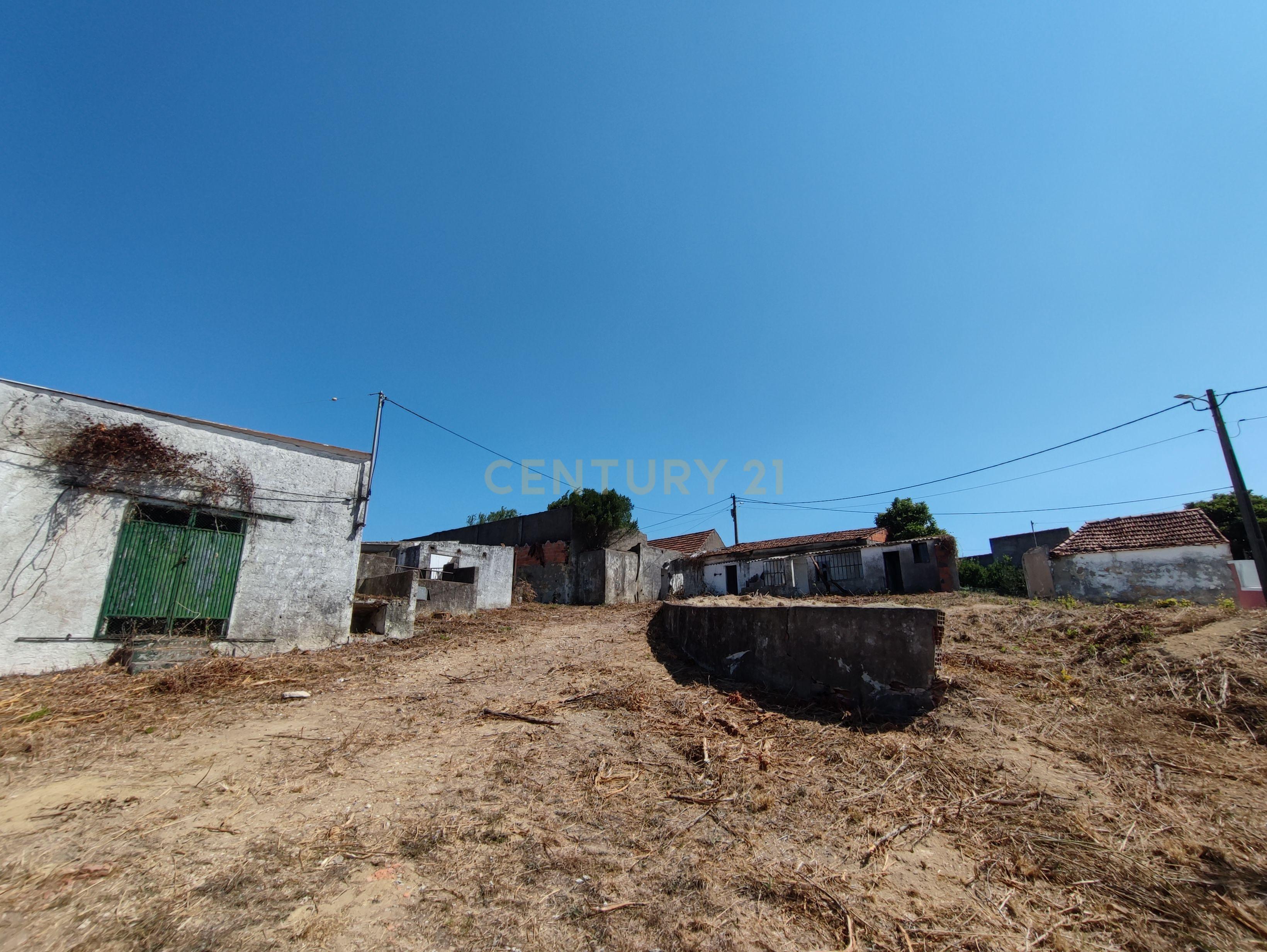 Moradia com armazem e diversos anexos - Image 24