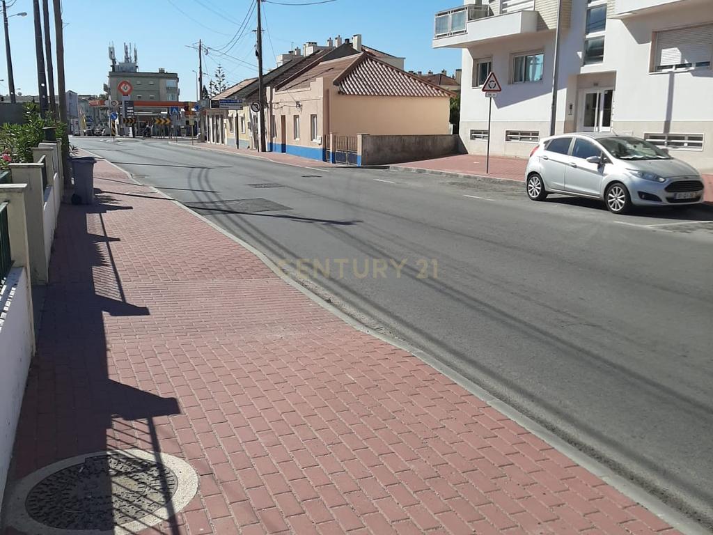 Casa antiga SEM LICENÇA DE UTILIZAÇAO inserida num lote de 402m2  no centro de Palhais, Charneca de Caparica - Image 4