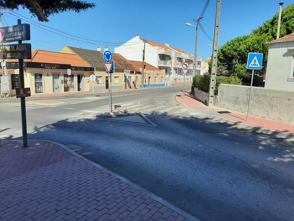 Casa antiga SEM LICENÇA DE UTILIZAÇAO inserida num lote de 402m2  no centro de Palhais, Charneca de Caparica - Image 5