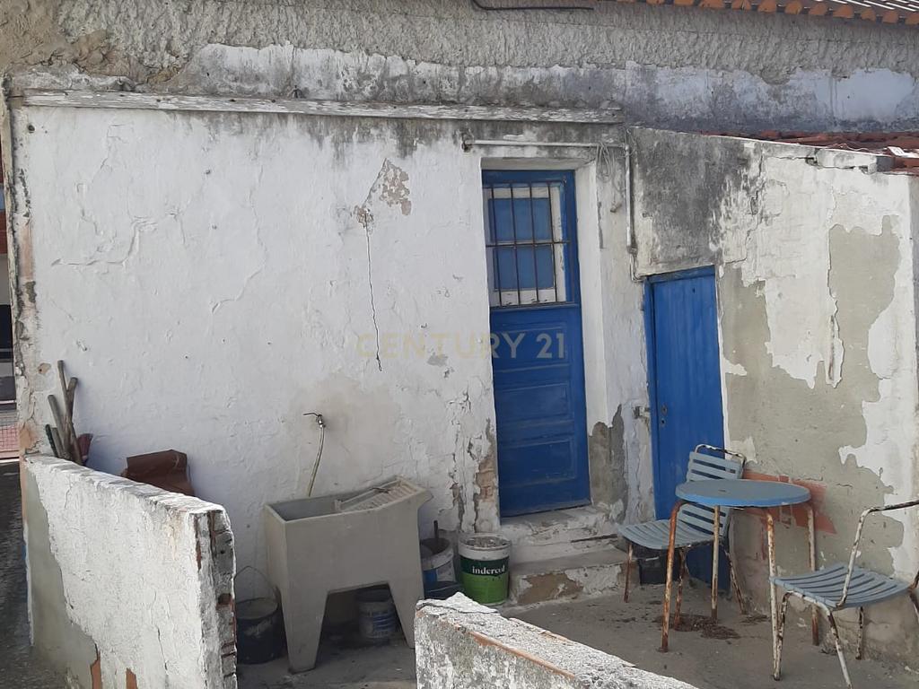 Casa antiga SEM LICENÇA DE UTILIZAÇAO inserida num lote de 402m2  no centro de Palhais, Charneca de Caparica - Image 6