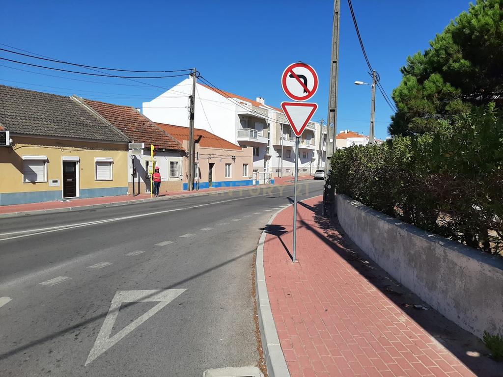 Casa antiga SEM LICENÇA DE UTILIZAÇAO inserida num lote de 402m2  no centro de Palhais, Charneca de Caparica - Image 3