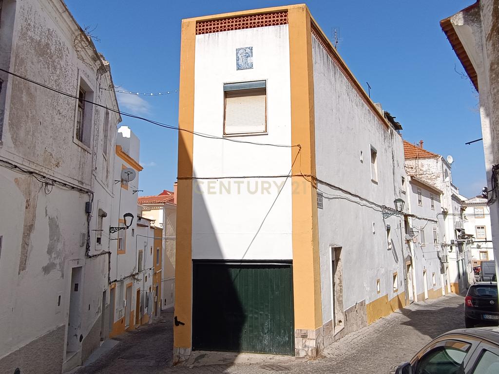 Oportunidade Única no Coração do Centro Histórico de Elvas - Image 1