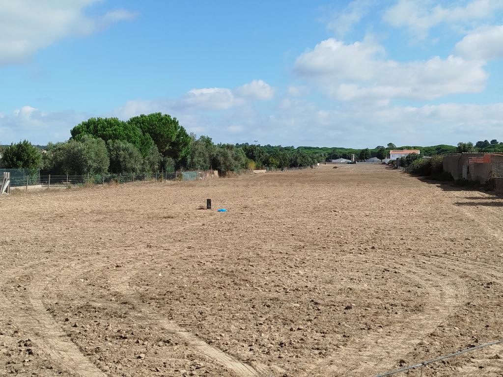 Terreno Em Santo Estevão ( Benavente ) com área de 16. 338 M2 para a construção de Moradias . - Image 1