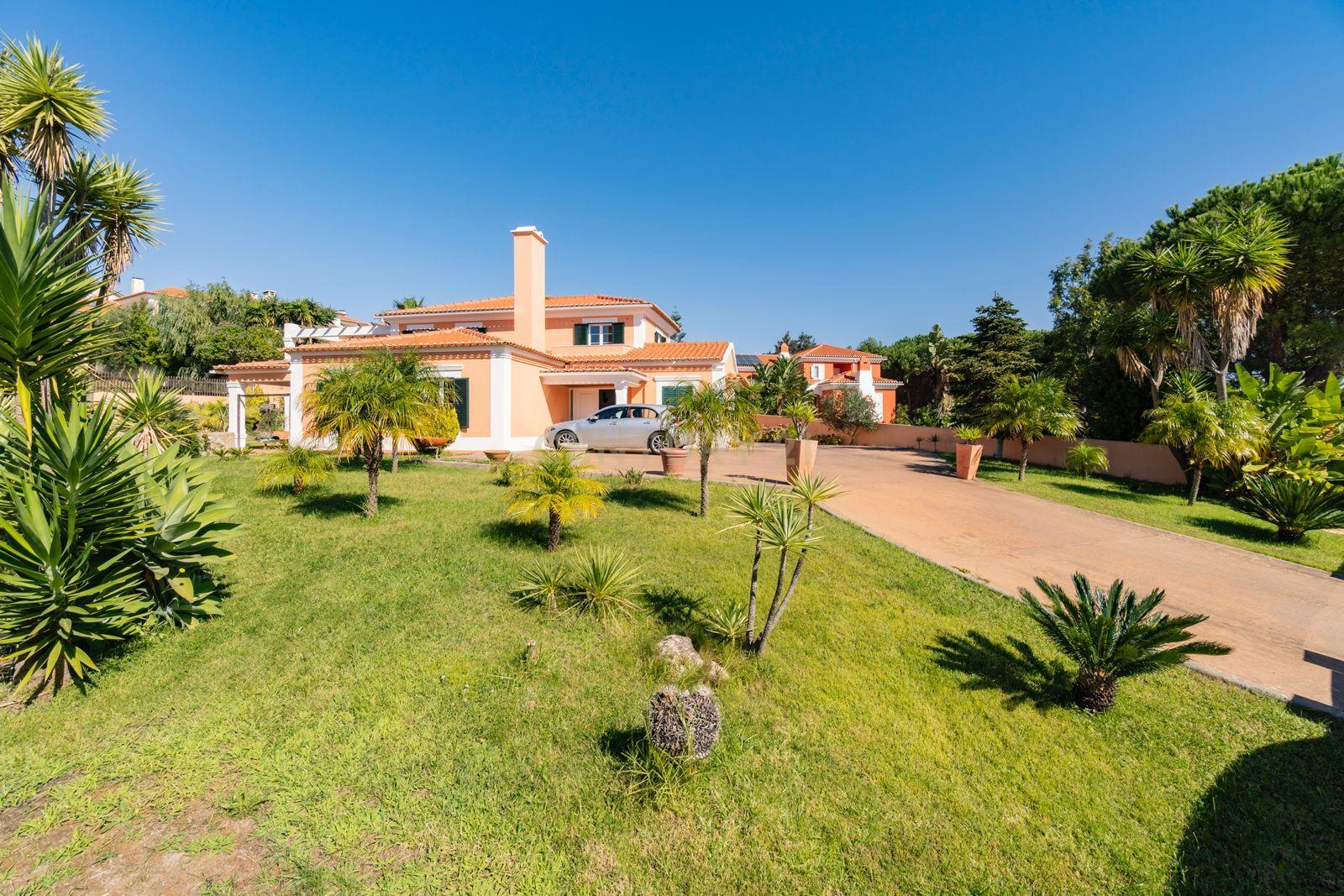 Moradia T6 Isolada | Garagem e Piscina Coberta e Aquecida | Quinta da Beloura I - Image 2