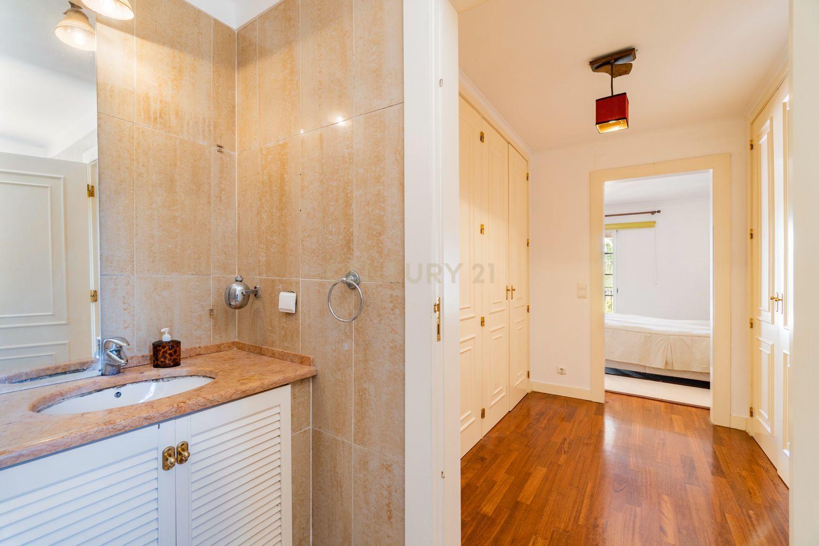Moradia T6 Isolada | Garagem e Piscina Coberta e Aquecida | Quinta da Beloura I - Image 29