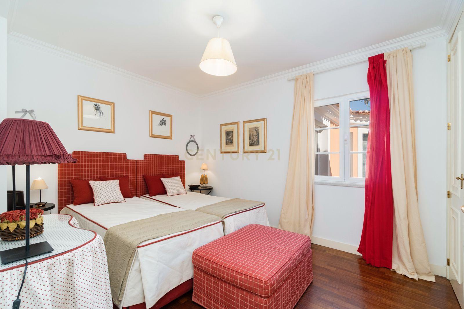 Moradia T6 Isolada | Garagem e Piscina Coberta e Aquecida | Quinta da Beloura I - Image 34