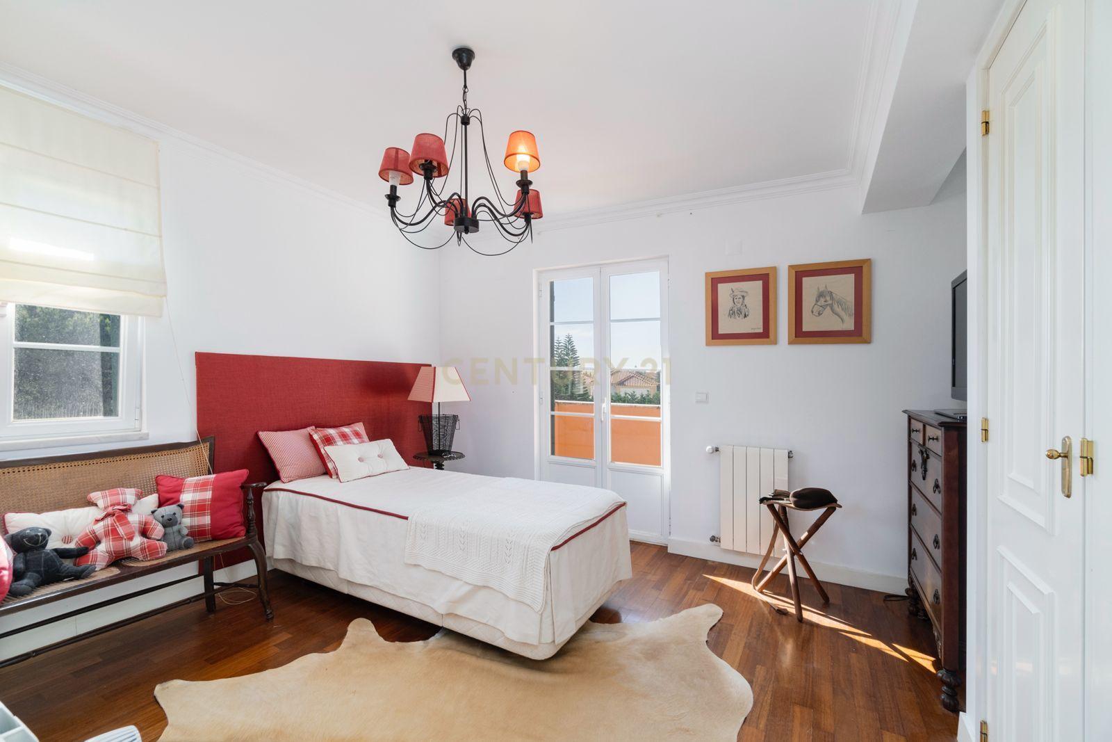 Moradia T6 Isolada | Garagem e Piscina Coberta e Aquecida | Quinta da Beloura I - Image 33