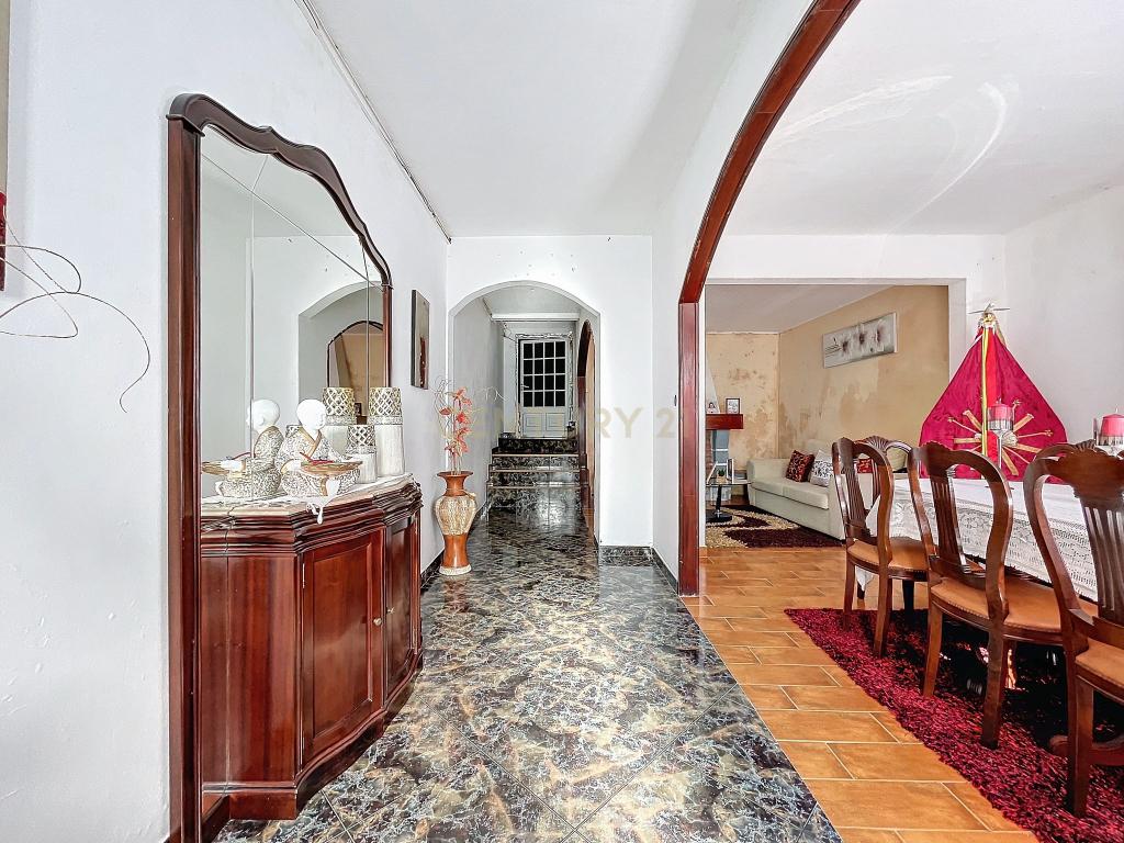 Casa no Centro da Ribeira Grande - Oportunidade Única! - Image 4