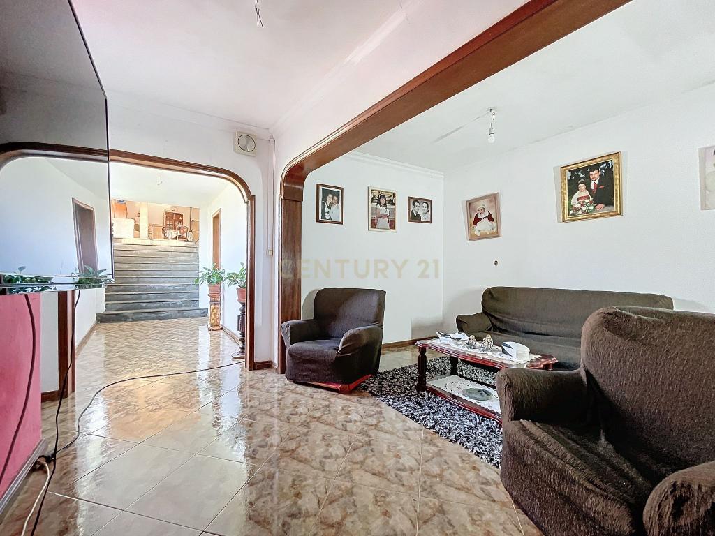 Casa no Centro da Ribeira Grande - Oportunidade Única! - Image 8
