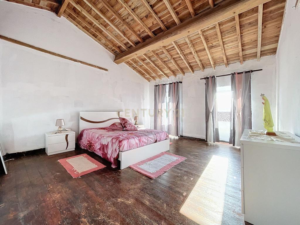 Casa no Centro da Ribeira Grande - Oportunidade Única! - Image 11