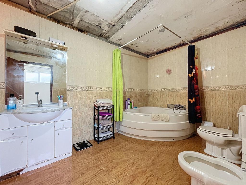 Casa no Centro da Ribeira Grande - Oportunidade Única! - Image 14
