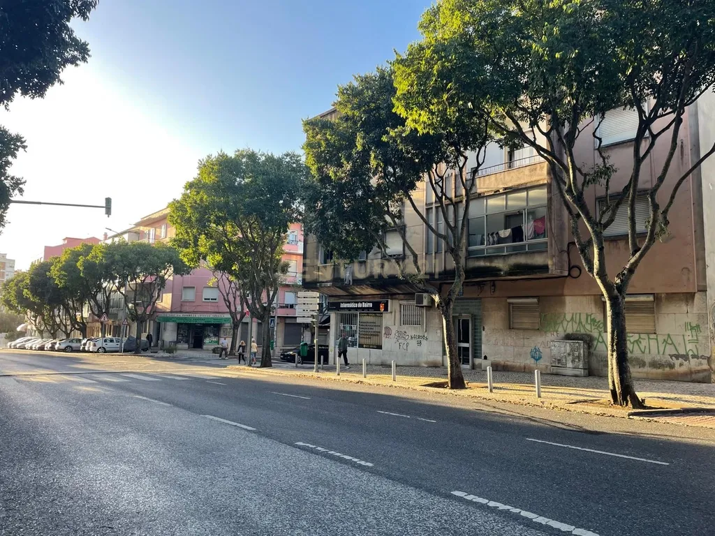 TERRENO PARA CONSTRUÇÃO JUNTO AO METRO DA AMADORA - Image 9