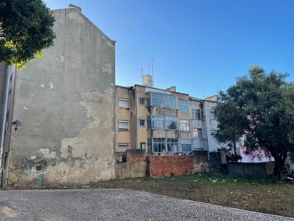 TERRENO PARA CONSTRUÇÃO JUNTO AO METRO DA AMADORA - Image 1