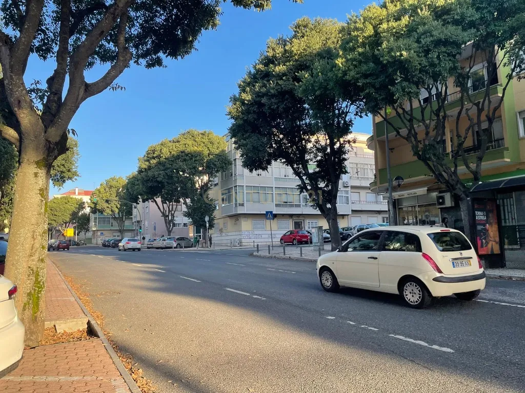 TERRENO PARA CONSTRUÇÃO JUNTO AO METRO DA AMADORA - Image 5