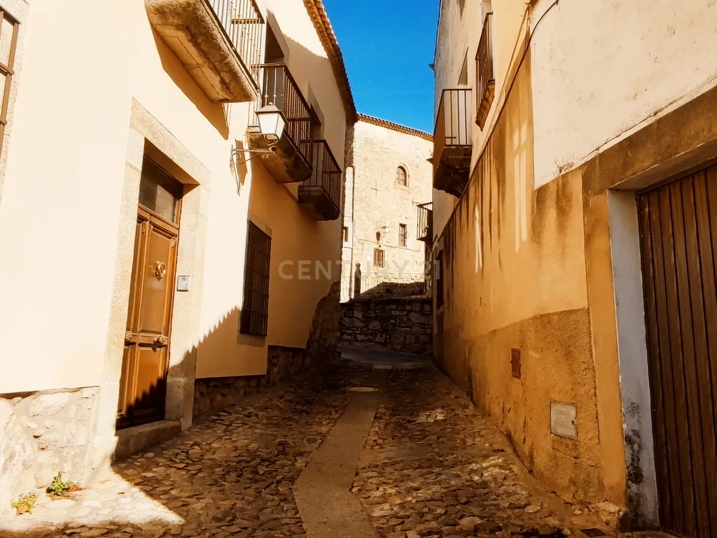 Casa com grande potencial no coração de Trujillo: ideal para morar ou investir - Image 60