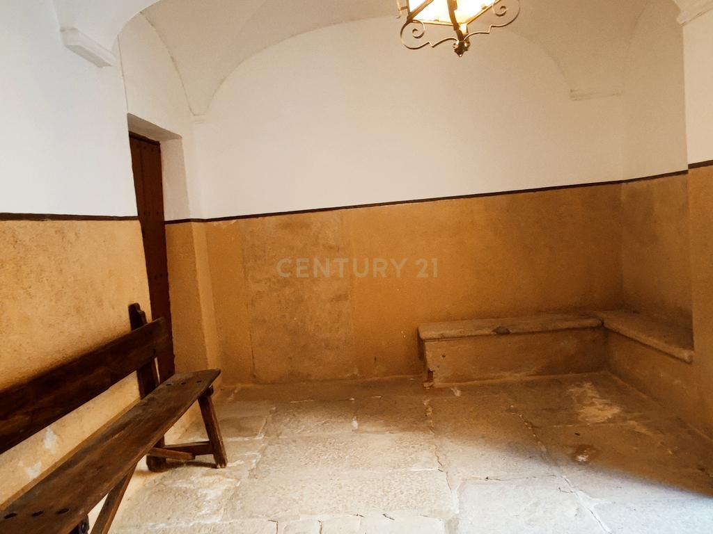 Casa com grande potencial no coração de Trujillo: ideal para morar ou investir - Image 11