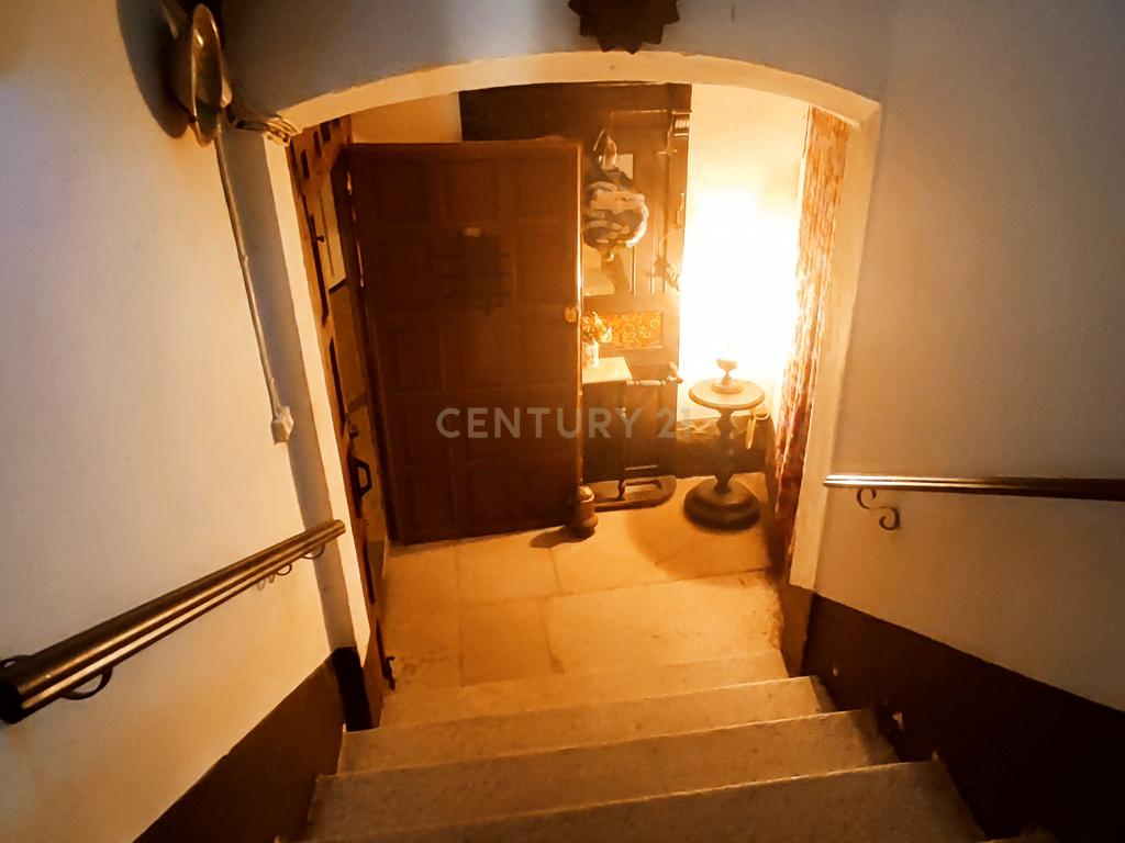 Casa com grande potencial no coração de Trujillo: ideal para morar ou investir - Image 13
