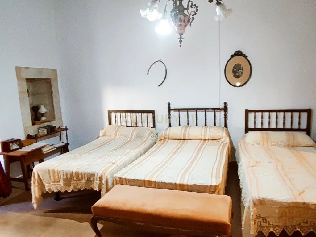 Casa com grande potencial no coração de Trujillo: ideal para morar ou investir - Image 24