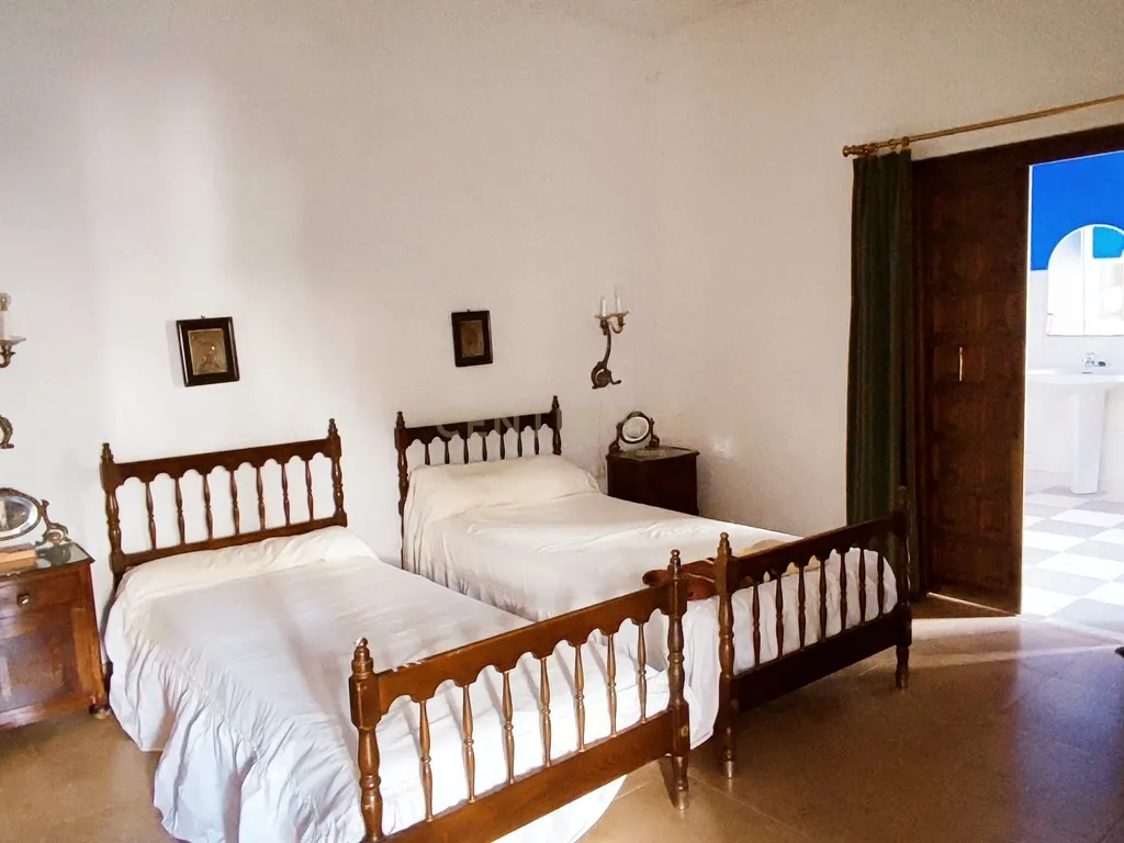 Casa com grande potencial no coração de Trujillo: ideal para morar ou investir - Image 21