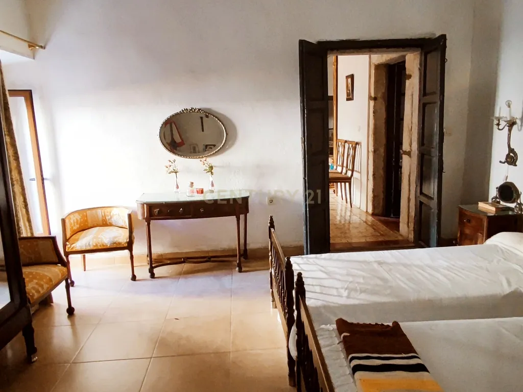 Casa com grande potencial no coração de Trujillo: ideal para morar ou investir - Image 23