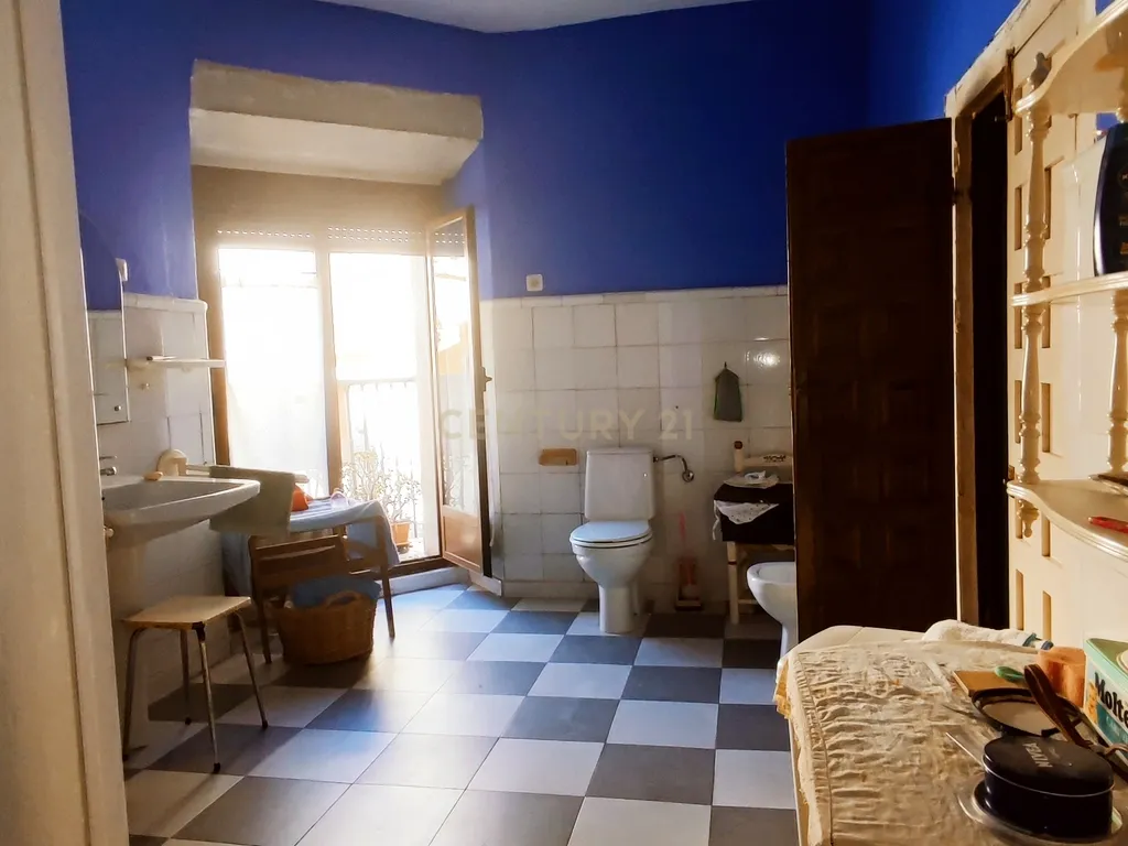 Casa com grande potencial no coração de Trujillo: ideal para morar ou investir - Image 30