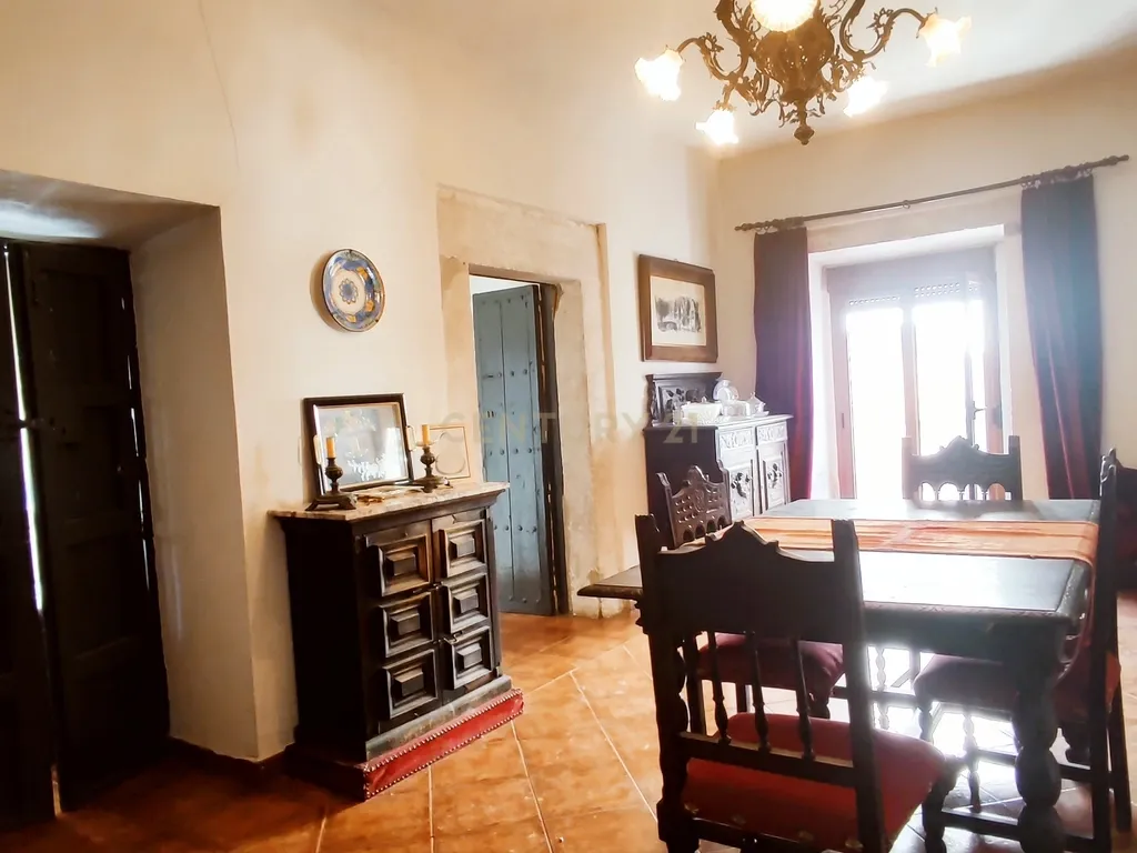 Casa com grande potencial no coração de Trujillo: ideal para morar ou investir - Image 32