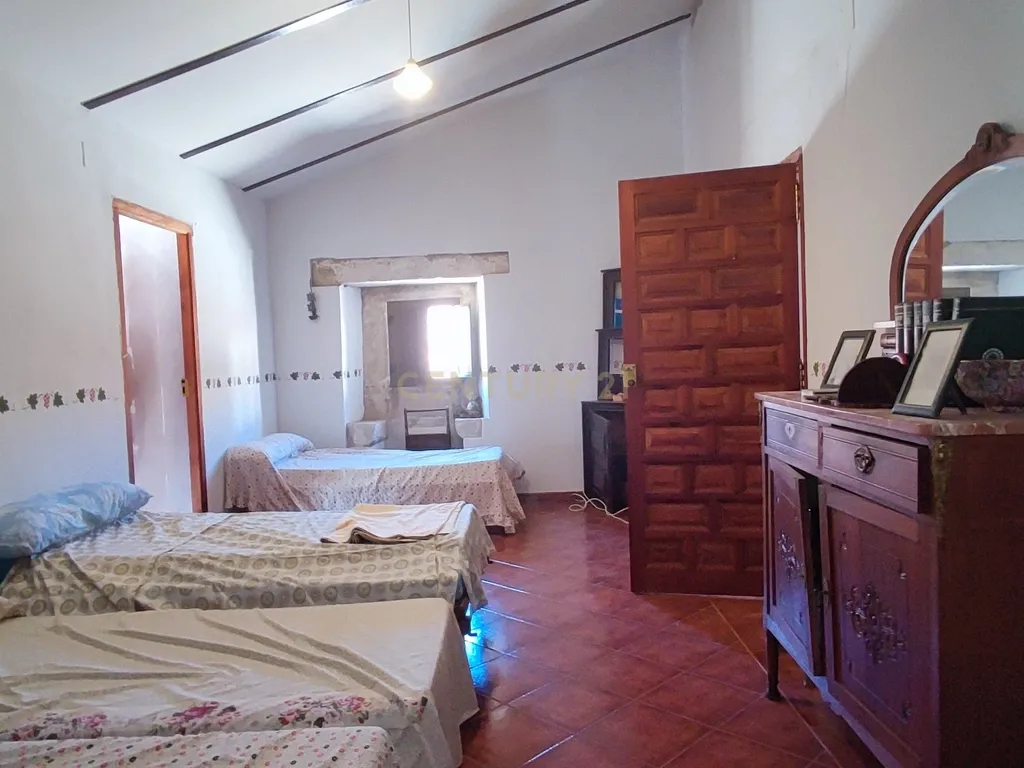 Casa com grande potencial no coração de Trujillo: ideal para morar ou investir - Image 39