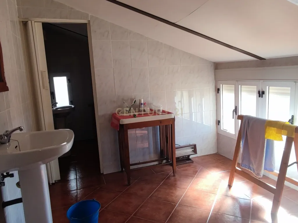 Casa com grande potencial no coração de Trujillo: ideal para morar ou investir - Image 46