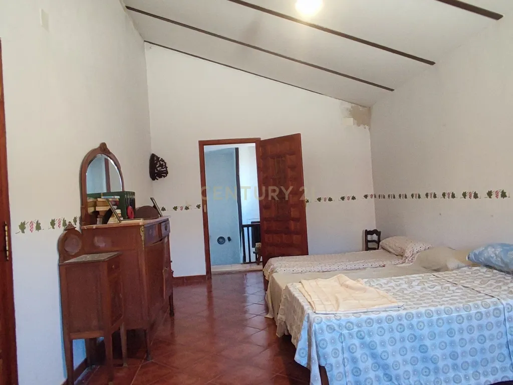 Casa com grande potencial no coração de Trujillo: ideal para morar ou investir - Image 50