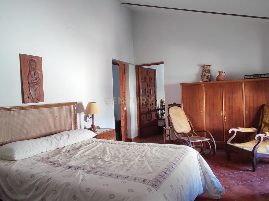 Casa com grande potencial no coração de Trujillo: ideal para morar ou investir - Image 41