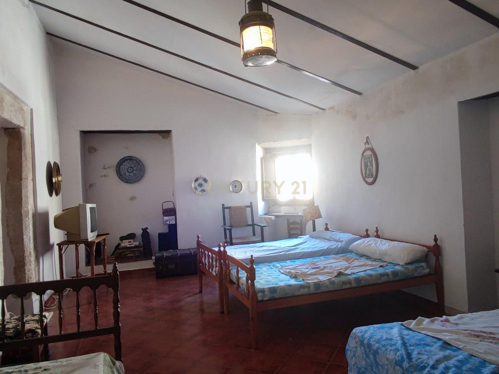 Casa com grande potencial no coração de Trujillo: ideal para morar ou investir - Image 40