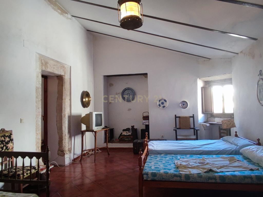 Casa com grande potencial no coração de Trujillo: ideal para morar ou investir - Image 47