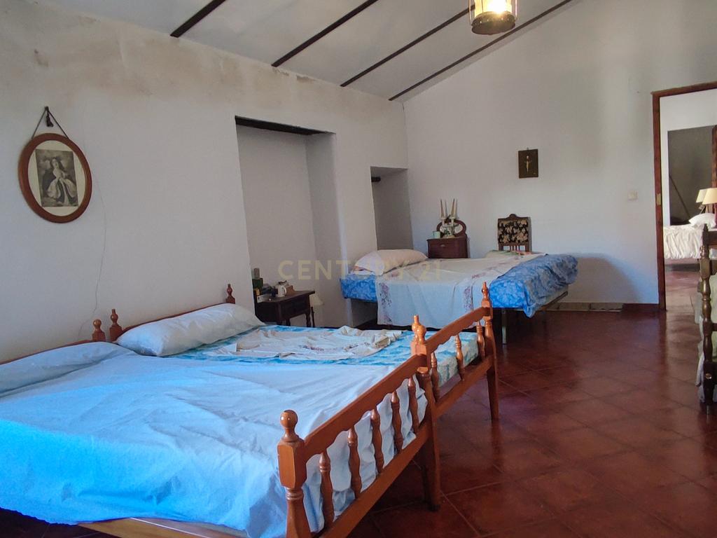 Casa com grande potencial no coração de Trujillo: ideal para morar ou investir - Image 48