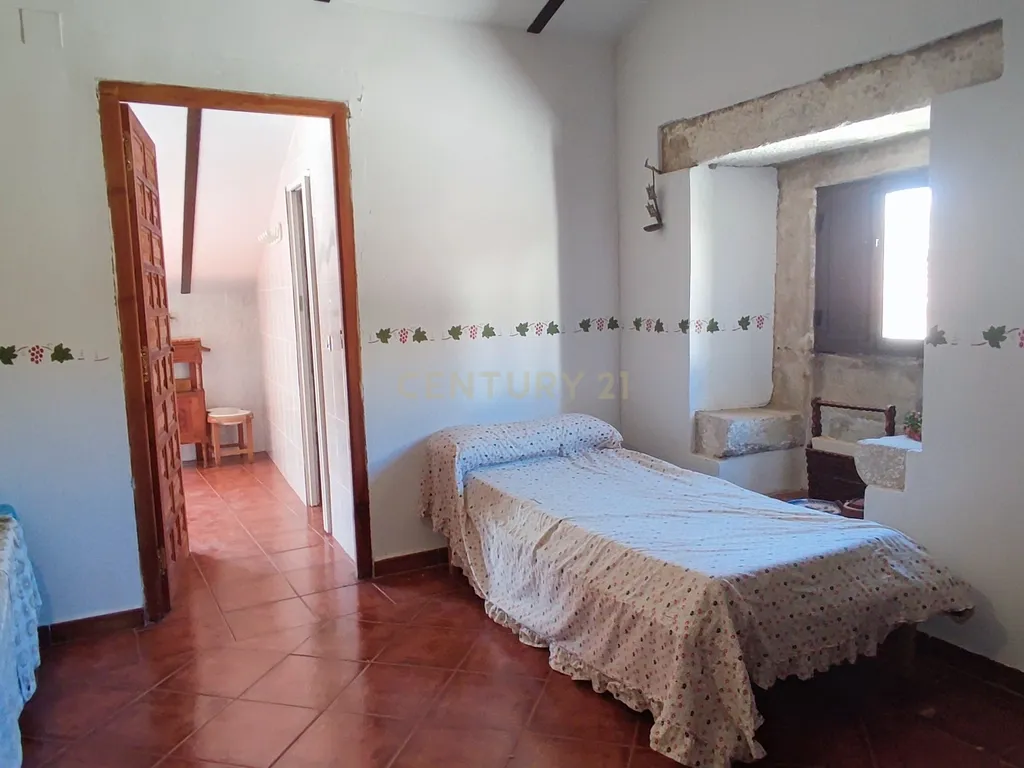 Casa com grande potencial no coração de Trujillo: ideal para morar ou investir - Image 44
