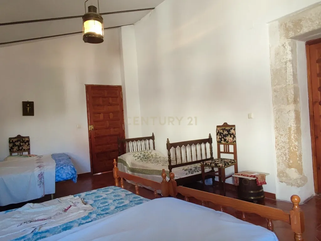 Casa com grande potencial no coração de Trujillo: ideal para morar ou investir - Image 49