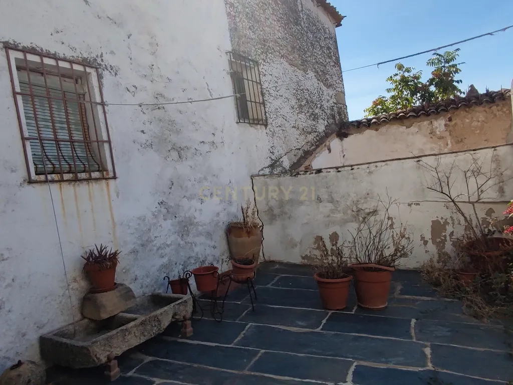 Casa com grande potencial no coração de Trujillo: ideal para morar ou investir - Image 54