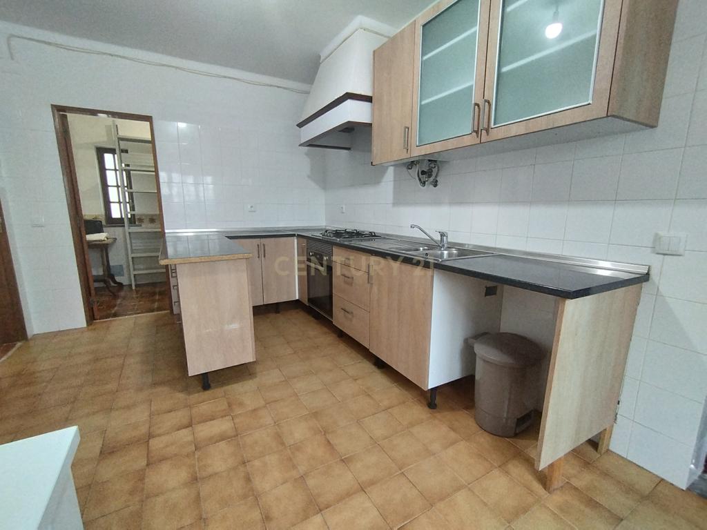 Moradia T4, usada, para venda em Torres Vedras. - Image 2