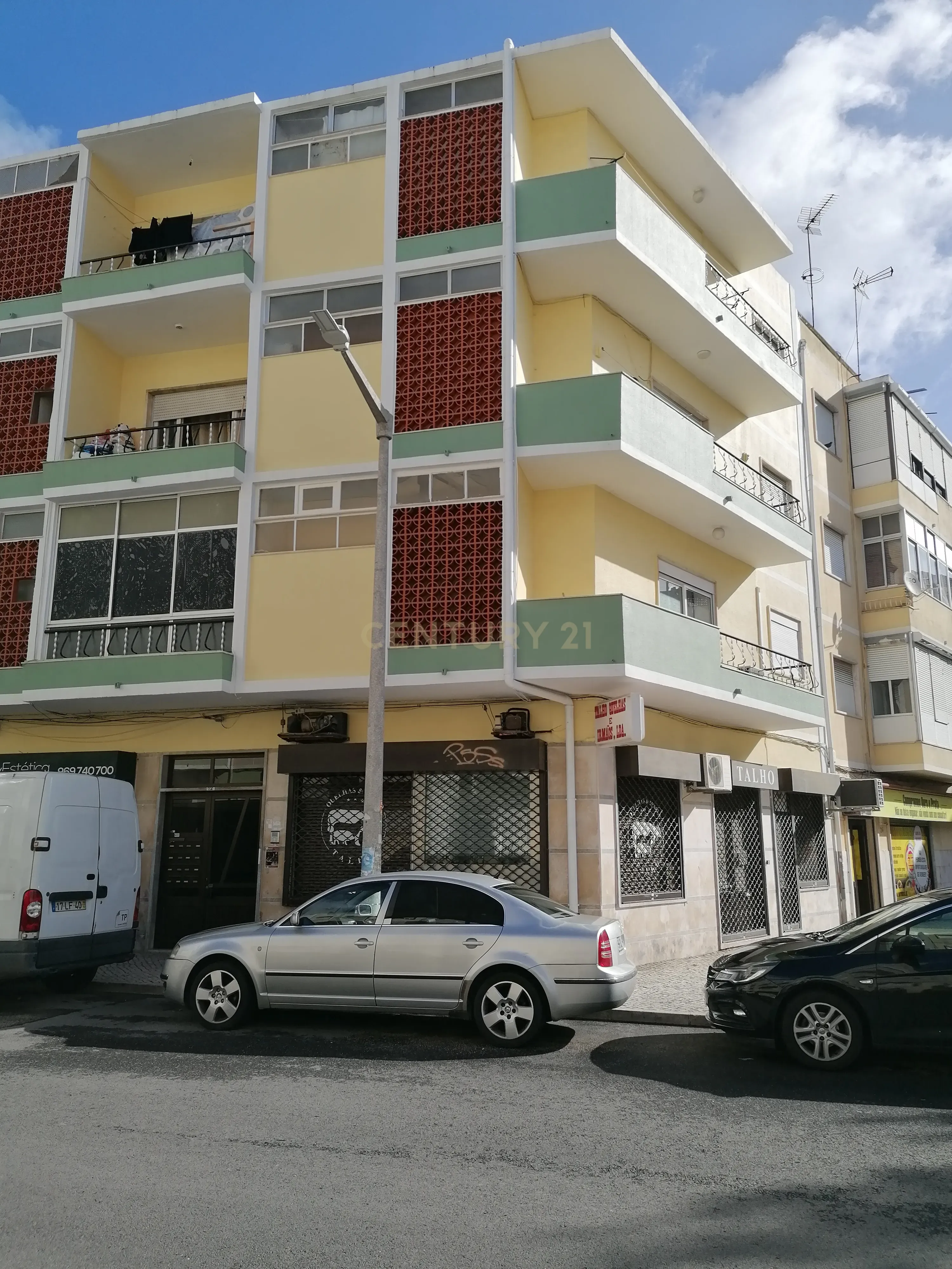 Prédio no centro de Alverca - Image 2