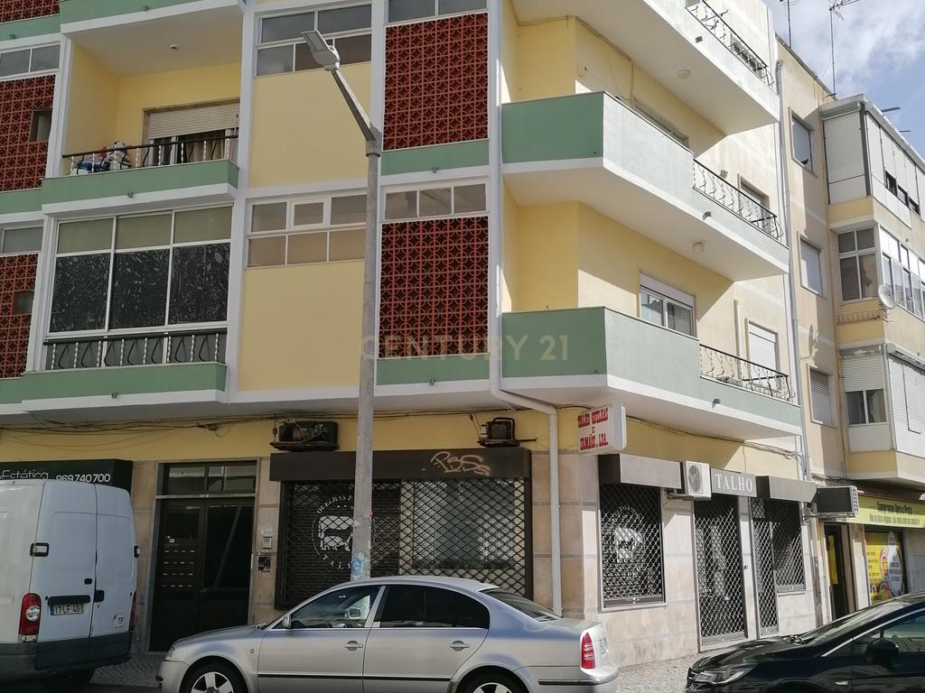 Loja com duas frentes no centro de Alverca - Image 5