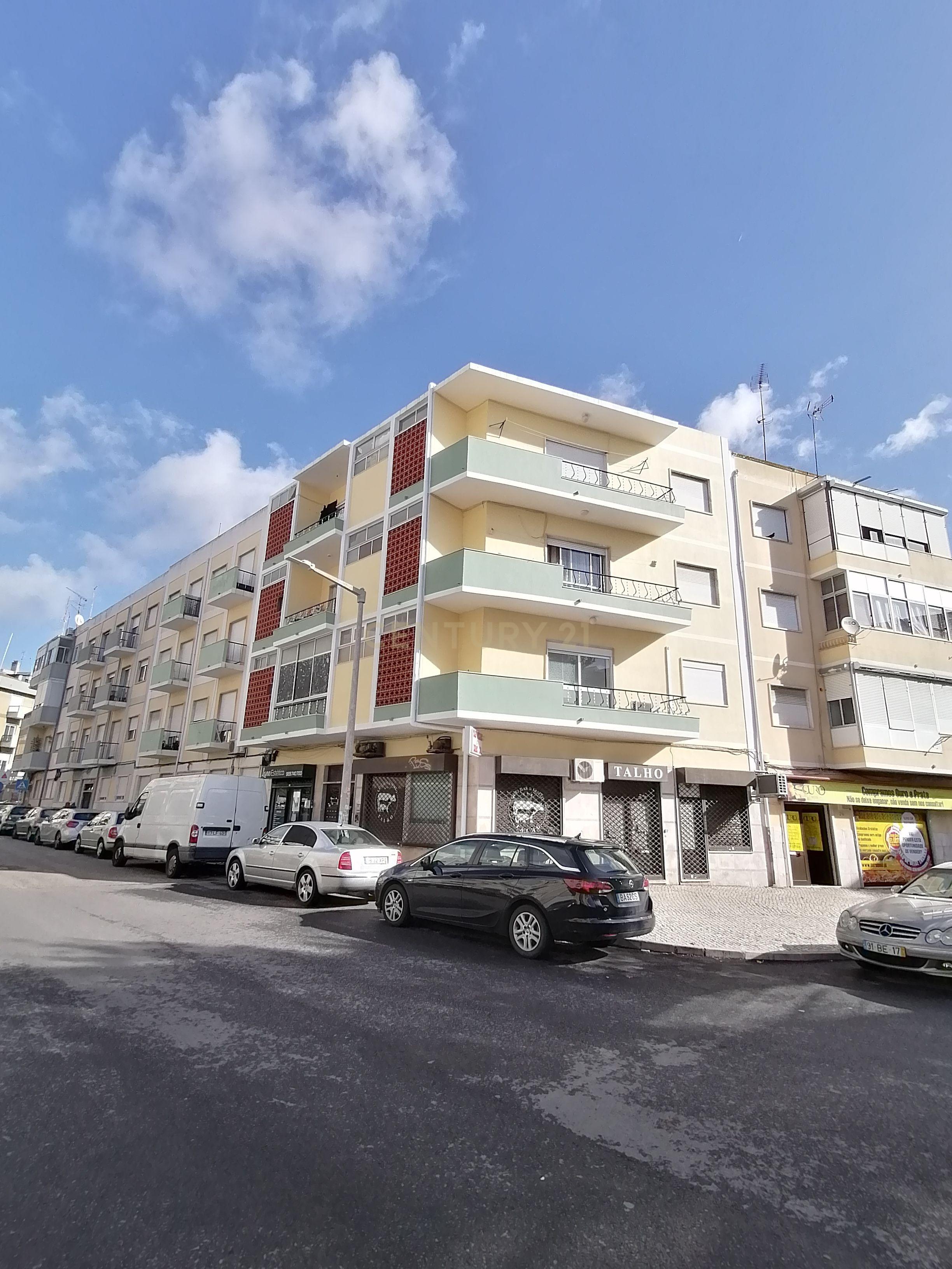 Prédio no centro de Alverca - Image 1