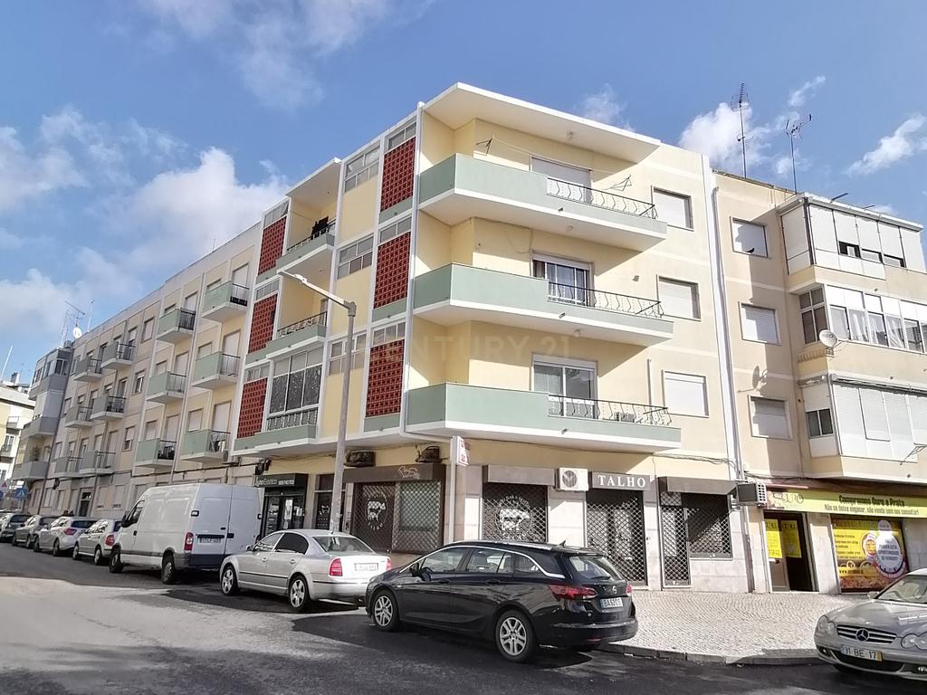 Prédio no centro de Alverca - Image 1