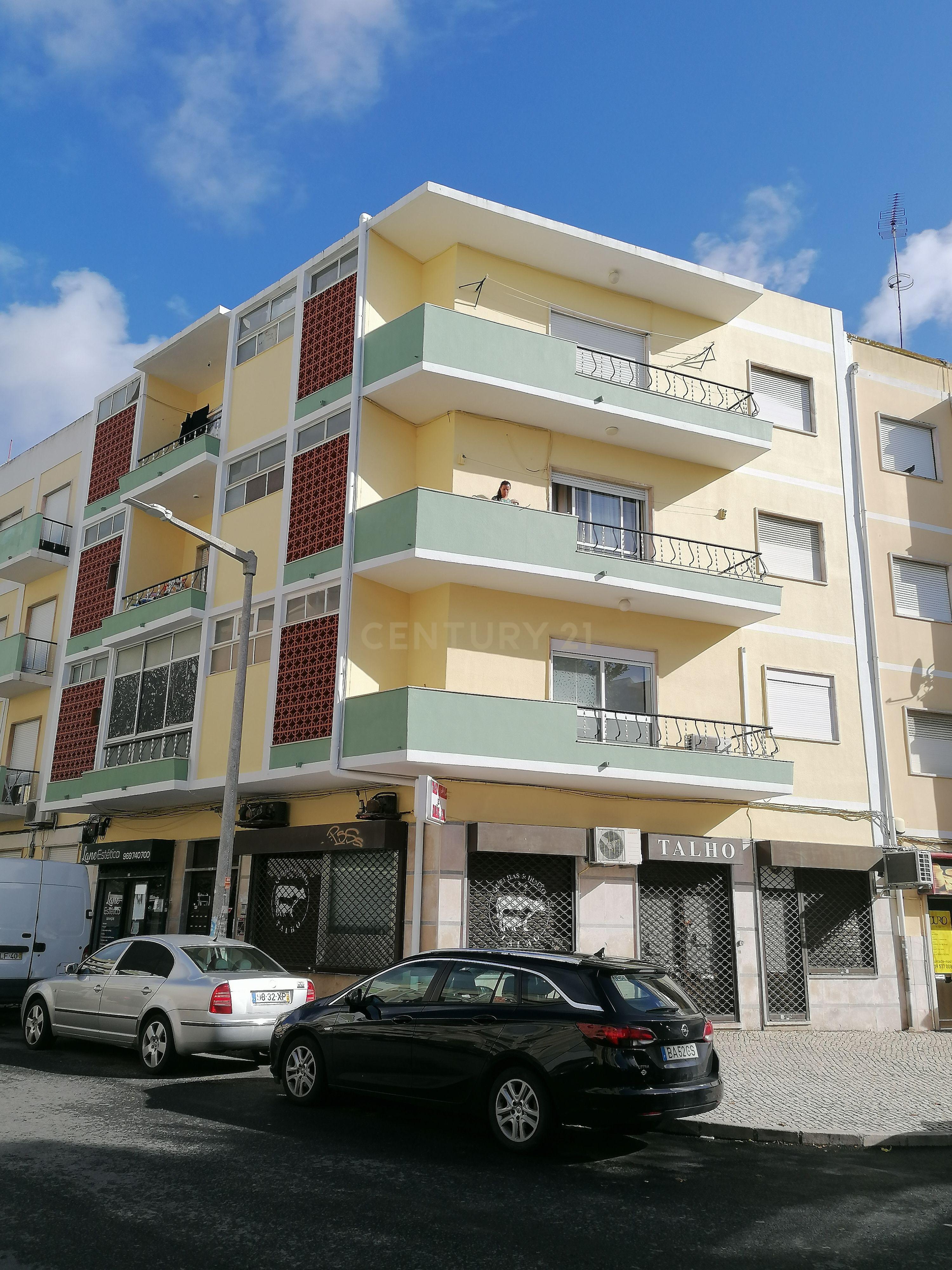 Prédio no centro de Alverca - Image 4