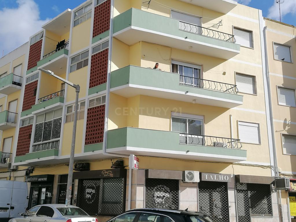 Loja com duas frentes no centro de Alverca - Image 4