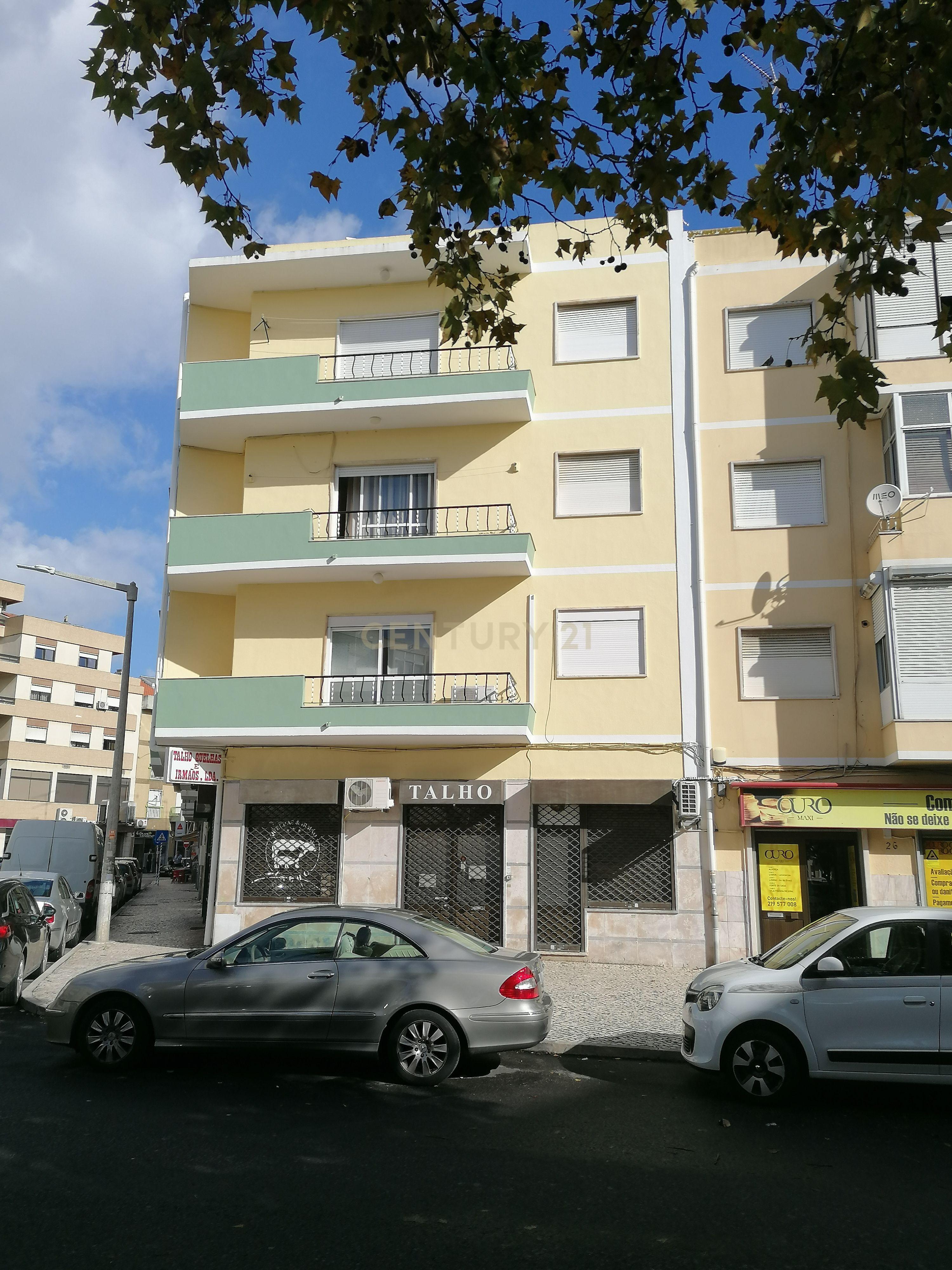 Prédio no centro de Alverca - Image 3