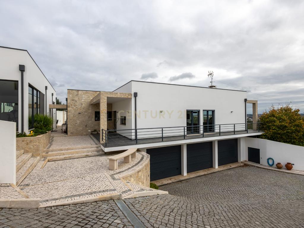 Moderna moradia T4 de luxo com terreno para investimento - Alcanena - Santarém - Image 4